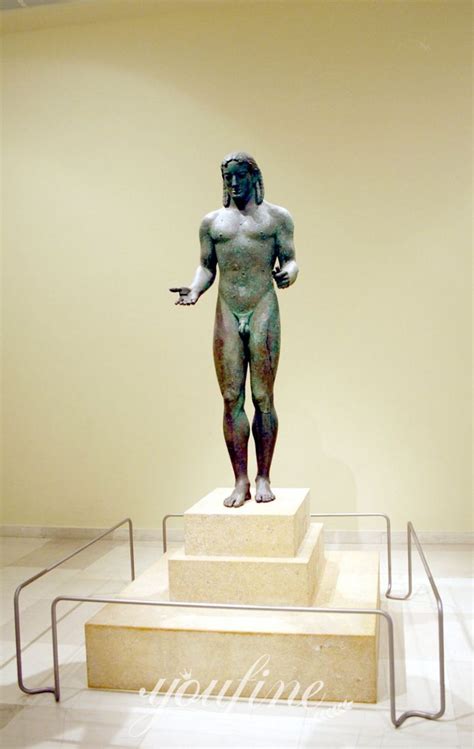 what is a kouros figure.